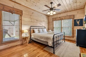 4 bedrooms, free WiFi, bed sheets - Kick Aska Lodge - Secluded Setting, Hot Tub Dips, Fireside Hugs & Game Nights (Cherry Log)