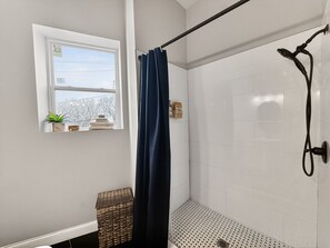 Shower, towels, soap, toilet paper - Elevated Urban Living in Downtown St. Louis (St. Louis)