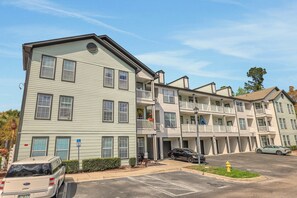 Un hôtel à plusieurs étages doté d’un parking et d’une borne d’incendie.
