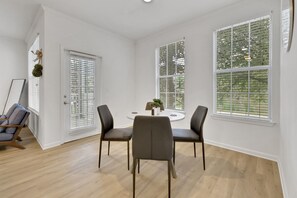 Dining - Modern 2BR near Mayo Clinic & UNF - Pool, Gym, King Bed - 15m to Beach (Jacksonville)