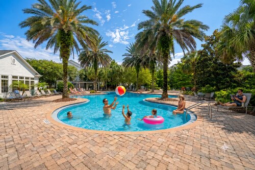 Family-Friendly 2BR • Beaches & Mayo Clinic •King Bed