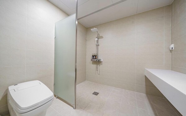 A bathroom with a toilet, a shower, and a sink. - Dongtan Hotel Yein (Hwaseong)