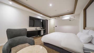 Suite | Desk, blackout drapes, free WiFi, bed sheets