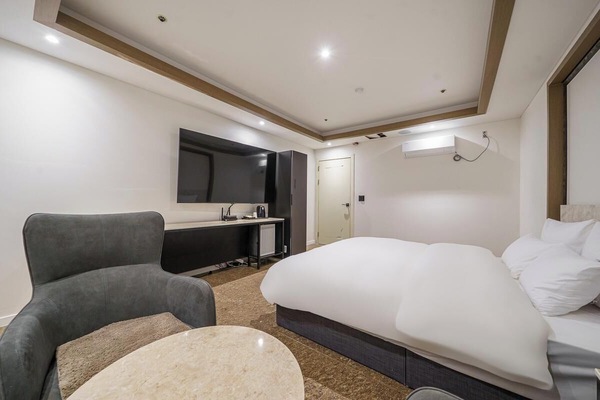 Suite | Desk, blackout drapes, free WiFi, bed sheets