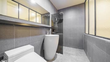 Secador de pelo, batas, pantuflas, bidet