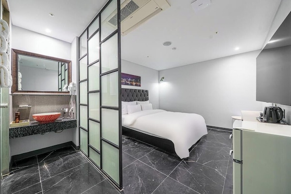 Escritorio, cortinas opacas, wifi gratis y ropa de cama