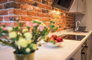 Een koelkast, een oven, een kookplaat, een broodrooster