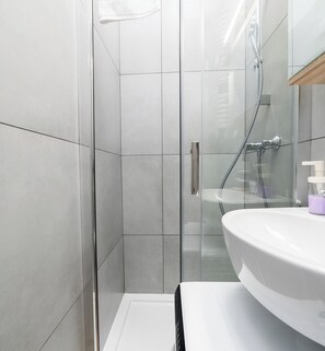 Shower, hair dryer, towels - Park Wilsona Charming Studio (Poznań)