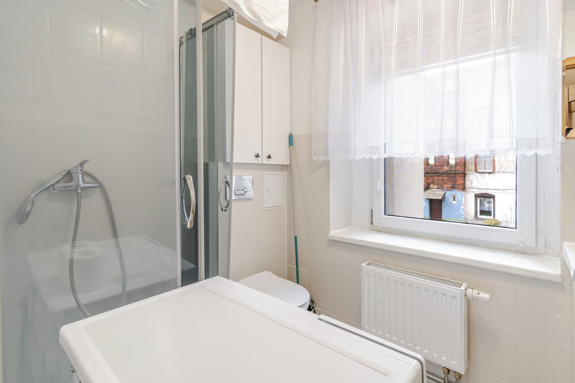 Douche, séchoir à cheveux, serviettes fournies