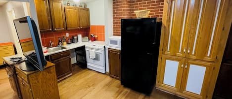 Een koelkast, een microgolfoven, een oven, een kookplaat