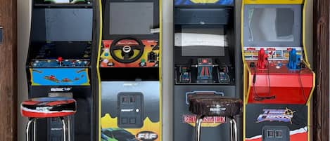 Máquinas de arcade con los títulos 'Galaga', 'The Fast and the Furious' y 'Time Crisis'.