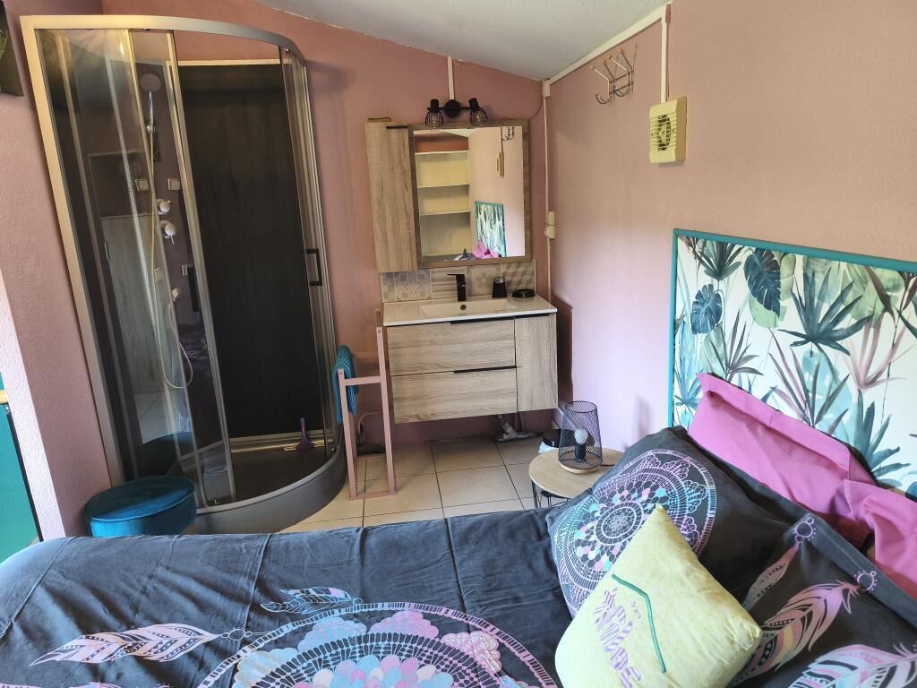 1 chambre, fer et planche à repasser, Wi-Fi gratuit, draps fournis