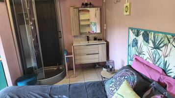 1 chambre, fer et planche à repasser, Wi-Fi gratuit, draps fournis