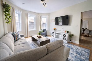 Smart TV - Premium 4BD/2BA Near •Boston •Encore Casino •Train (Somerville)