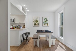 Dining - Harbour Town Villa, South Beach Pool Pass, Walk to Marina & Golf Links, Warm Coastal Furnishings (Hilton Head Island)