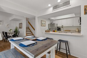 Dining - 830 Ketch Court @ Harbour Town, Sea Pines | Walk to Marina & Golf Links | Warm Coastal Furnishings (Hilton Head Island)