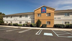 Exterior - Convenient Stay Near RWJ Hospital (East Brunswick)