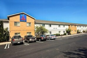 Exterior - Convenient Stay Near RWJ Hospital (East Brunswick)