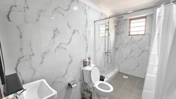 Apartemen, 2 kamar tidur, akses difabel | Kamar mandi