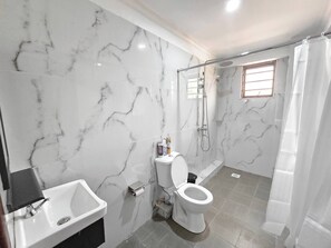 Apartemen, 2 kamar tidur, akses difabel | Kamar mandi