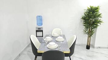 Apartemen, 2 kamar tidur, akses difabel | Ruang makan