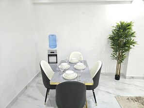 Apartemen, 2 kamar tidur, akses difabel | Ruang makan