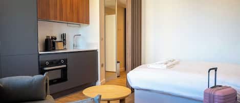 1 bedroom, desk, WiFi, bed sheets