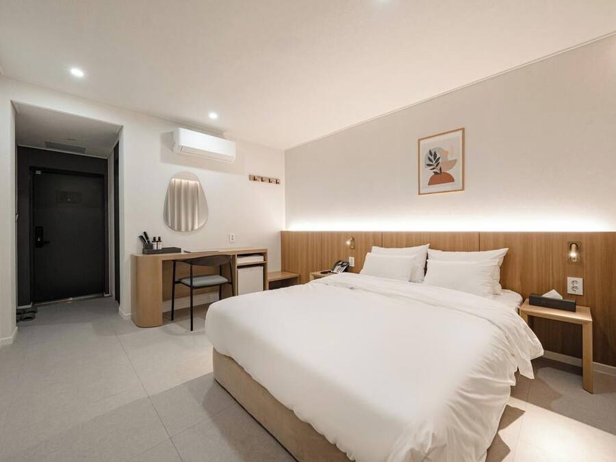 Standard Double Room | Desk, free WiFi, bed sheets