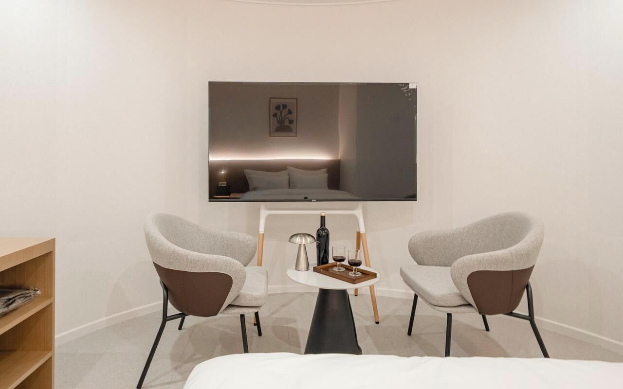 Cinema Suite | Desk, free WiFi, bed sheets