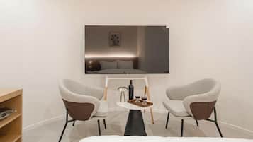 Cinema Suite | Desk, free WiFi, bed sheets