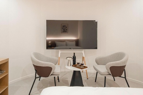 Cinema Suite | Desk, free WiFi, bed sheets