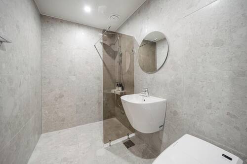 Premium Styler Business Room | Salle de bain | Séchoir à cheveux, peignoirs, pantoufles, bidet