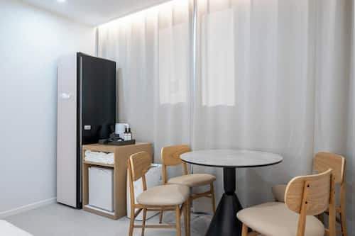 First Class Family Twin Room | Bureau, accès au Wi-Fi (inclus), literie fournie