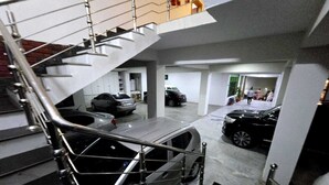 En parkeringsgarage med flere etager, hvor biler er parkeret på forskellige niveauer.