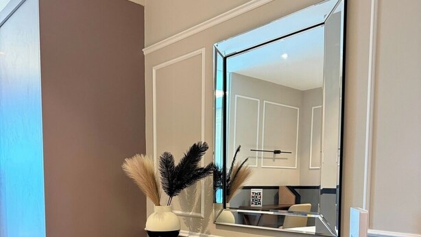A modern room with a large mirror, a wooden desk, and a bench. - Calming Blue Studio 3Pax | Bathtub | Parking (Kuala Lumpur)