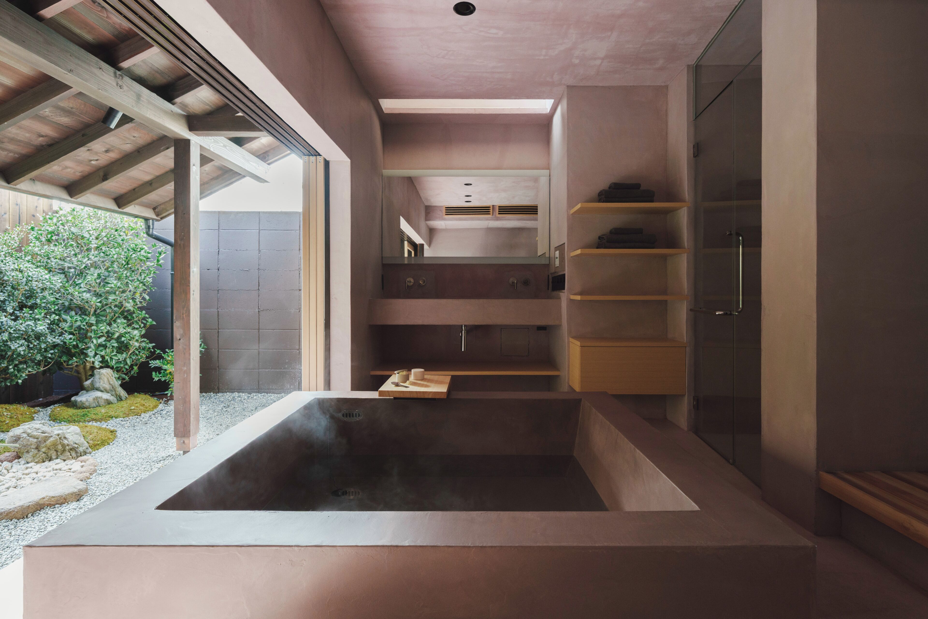 Ein modernes Badezimmer mit einer großen Badewanne, Holzregalen und einem minimalistischen Design.