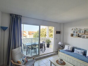 TV - Apartment with ocean and pool views - near the beach (FOURAS)