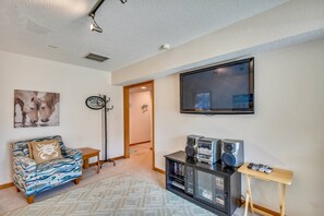 Living area - Always Dreaming - Corolla, Ocean Sands, 150 Yds to Beach, Oceanside, Pool, Hot Tub, Pets OK (Corolla)