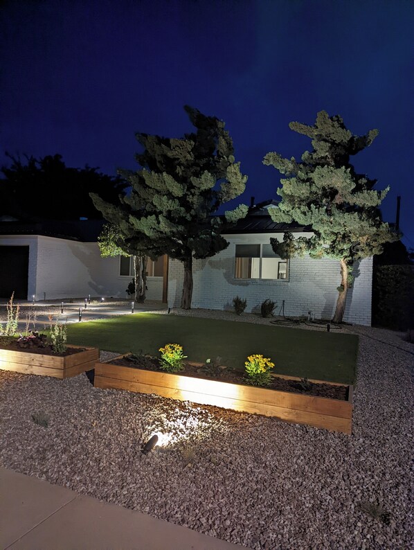Property grounds - 3-bedroom house in Albuquerque heights close to trails, breweries and groceries! (Albuquerque)