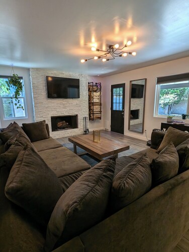 3-bedroom house in Albuquerque heights close to trails, breweries and groceries!