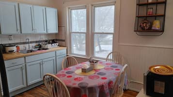 Dortoir Partagé, 1 chambre, fumeurs, patio | Salle à manger