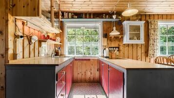 Refrigerador, parrilla de estufa y cafetera y tetera