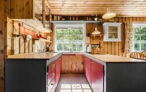 Fridge, stovetop, coffee/tea maker, cookware/dishes/utensils - Cozy home in Ebeltoft with WiFi (Ebeltoft)