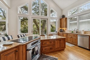 Fridge, microwave, oven, stovetop - Natures Canopy - Hosted by Moore AI Rentals (Fernandina Beach)