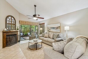 TV - Summer Beach Cottage - Hosted by Moore AI Rentals (Fernandina Beach)