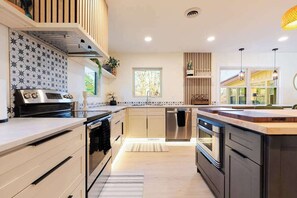 Fridge, microwave, oven, stovetop - Chainring Retreat at Rayburn Lake (Bella Vista)