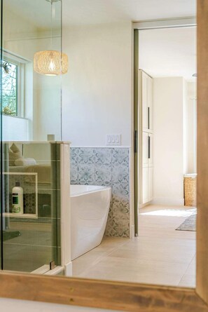 Shower, hair dryer, towels, shampoo - Chainring Retreat at Rayburn Lake (Bella Vista)