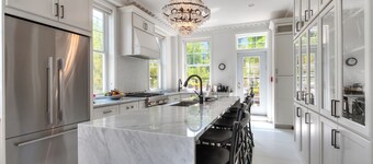 Historic Mansion in the heart of the city!