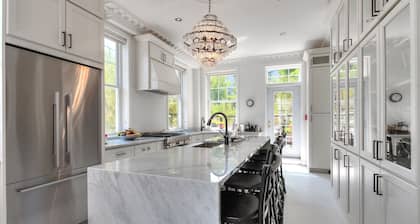 Historic Mansion in the heart of the city!