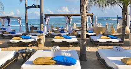 Crown Penthouse Suite • Steps to Beach • Pools • All‑Inclusive Access